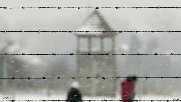 Devant l'entrée du camp de concentration et d'extermination d'Ausschwitz