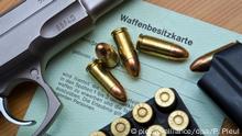 ARCHIV - 04.03.2014, Brandenburg, Frankfurt (Oder): ILLUSTRATION - Eine Kaliber 9 mm Pistole, Patronen und ein Magazin liegen auf einer Waffenbesitzkarte. Die Debatte um eine Verschärfung des Waffenrechts nimmt nach dem Terroranschlag von Halle Fahrt auf. Am Donnerstag, den 17.10.2019, berät der Bundestag erstmals über die von der Bundesregierung geplante Verschärfung. Foto: Patrick Pleul/dpa-Zentralbild/dpa +++ dpa-Bildfunk +++ | Verwendung weltweit