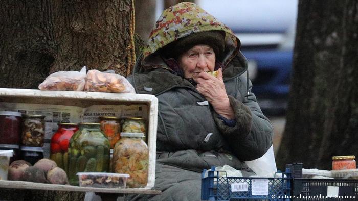 Пенсионерка на рынке в России