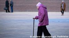 24.01.2019, Russland, Sotschi: SOCHI, RUSSIA - JANUARY 24, 2019: An elderly woman walking in Flag Square. Dmitry Feoktistov/TASS Foto: Dmitry Feoktistov/TASS/dpa |