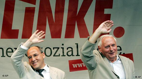 Gregor Gysi et Oskar Lafontaine saluant leurs supporters en 2005