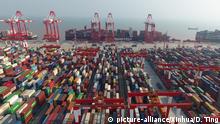 (180726) -- SHANGHAI, July 26, 2018 (Xinhua) -- Aerial photo taken on July 25, 2018 shows Phase IV of the Yangshan Deep Water Port, an automated container terminal, in east China's Shanghai. Built on the Bigger and Lesser Yangshan Isles south of Shanghai, the Yangshan Deep Water Port has benefited the city's maritime trade since its operation. The Port of Shanghai currently maintains container trade relations with more than 500 ports worldwide. In 2017, the TEU (twenty-foot container equivalent units) throughput of the Port of Shanghai reached a record high of 4.02 million, growing 8.3 percent year on year. (Xinhua/Ding Ting) (lmm) | Keine Weitergabe an Wiederverkäufer.