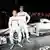 Michael Schumacher und Teamkollege Nico Rosberg vor silbernem Mercedes-Rennwagen