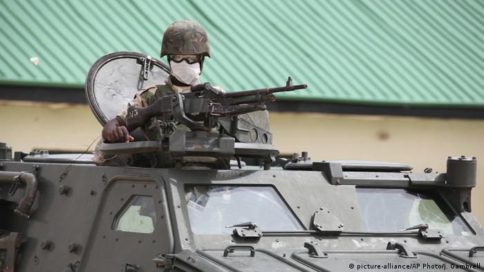 Nigeria Soldat in gepanzertem Fahrzeug in Maiduguri