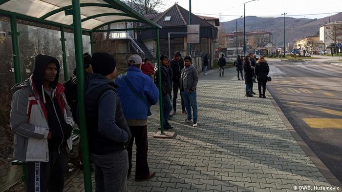 Migranti na autobuskoj stanici u Hadžićima