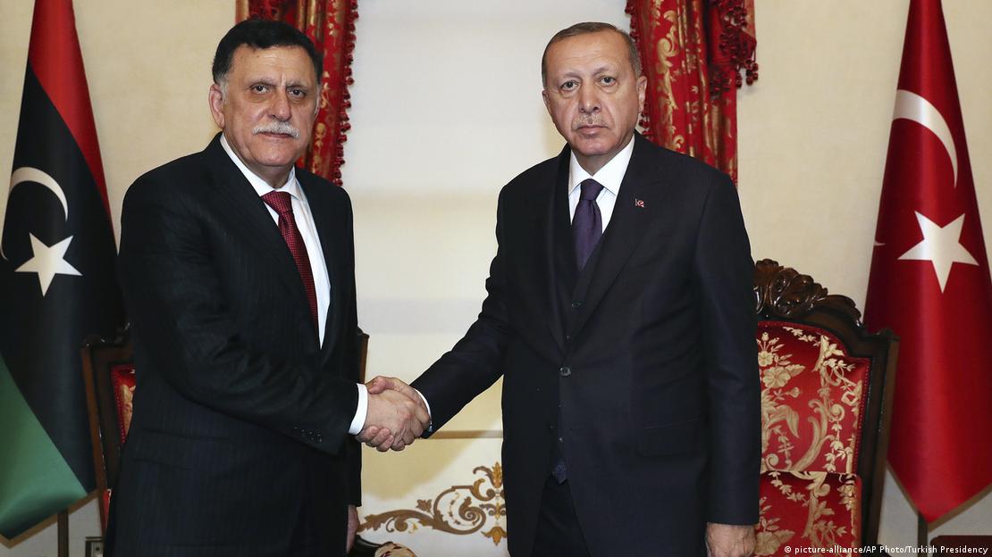Türkiye ile Libya arasındaki mutabakatı 2019 yılında imzalayan Libya Ulusal Mutabakat Hükümeti'nin o dönemdeki Başkanı Fayiz es Serrac ile Cumhurbaşkanı Recep Tayyip Erdoğan el sıkışırken.