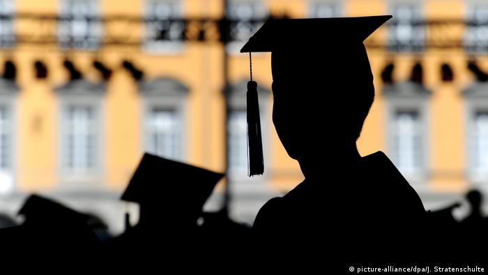 Studenten feiern Abschluss in Bonn (picture-alliance/dpa/J. Stratenschulte)