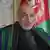 Хамид Карзай на фоне афганского флага