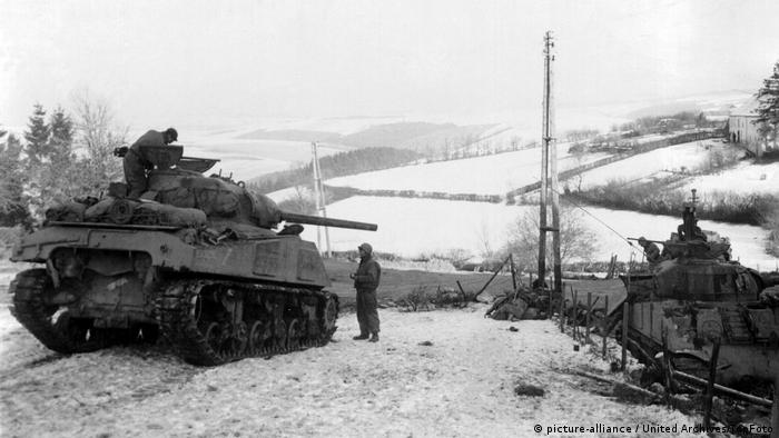US-Panzer in der Nähe der von den Deutschen belagerten Stadt Bastogne (Foto: picture-alliance / United Archives/TopFoto)