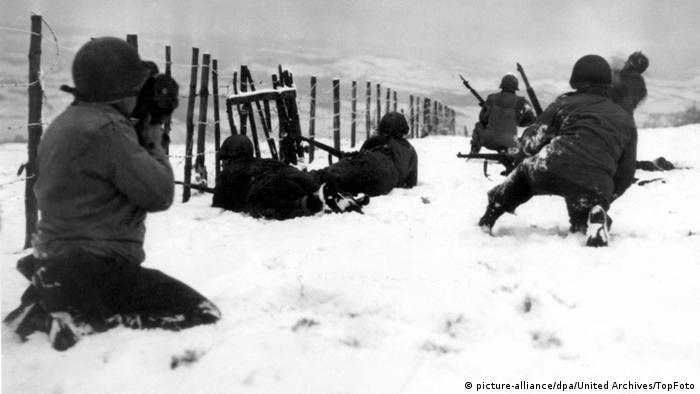 US-Soldaten versuchen, sich in der Nähe des belgischen Dorfes Beffe gegen deutsche Scharfschützen zu behaupten (Foto: picture-alliance/dpa/United Archives/TopFoto)