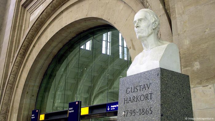 Alfred Lehnerts Büste des Eisenbahnpioniers Gustav Harkort am Leipziger Hauptbahnhof