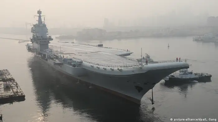 Chinas erster selbst gebauter Flugzeugträger (picture-alliance/dpa/L. Gang)