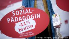 Equal Pay Day DEU, Deutschland, Germany, Berlin, 18.03.2019 Demonstranten mit Plakat Gleicher Frauen verdienen weniger und Sozialgesetzbuch auf der Kundgebung Equal Pay Day vom Deutschen Gewerkschaftsbund DGB, Deutscher Frauenrat, Sozialverband Deutschland und der SPD unter dem Motto Kommt Zsammen Fuer Gleichen Lohn in Berlin. Die Demostration fordert die selbe Bezahlung von Frauen und Maenner, Gleicher Lohn fuer gleiche Arbeit, Gleichberechtigung und mehr Rechte von Frauen. Der EqualPayDay ist der Tag des Jahres, der symbolisch die Grenze markiert, bis zu der Frauen hierzulande umsonst arbeiten. Participants at the rally of the Equal Pay Day by the German Federation of Trade Unions DGB, the German Social Association and the German Women s Council in Berlin, Germany. The annual event recognizes the wage gap between the sexes in the count