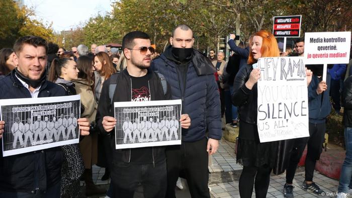 Albanien Jounalisten protestieren in Tirana