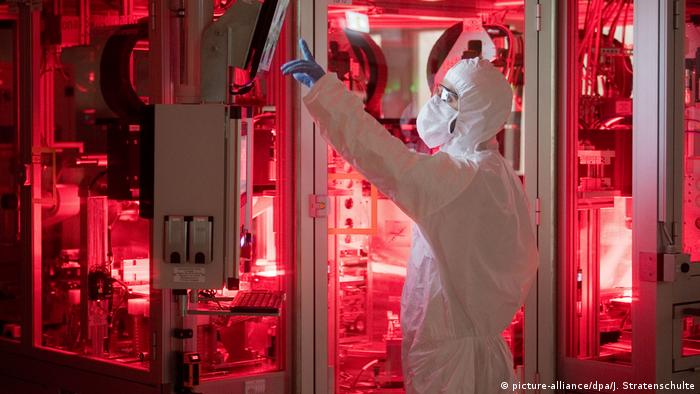 Ein Mitarbeiter in der Batteriezellenproduktion. Volkswagen produziert in Salzgitter eigene Batteriezellen in Kleinserien. Deutschland Volkswagen