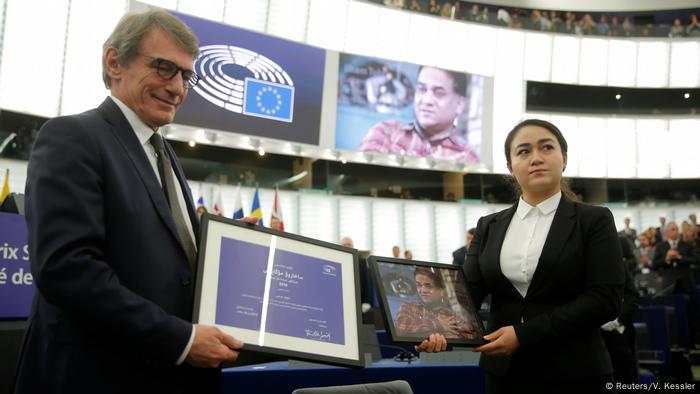 El presidente del Parlamento Europeo, David María Sassoli, entrega el Premio Sájarov a Jewher Ilham. 