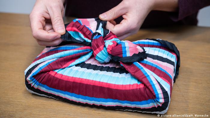 Los japoneses saben cómo reemplazar el papel para envolver: los Furoshiki, pañuelos cuadrados de seda o algodón.