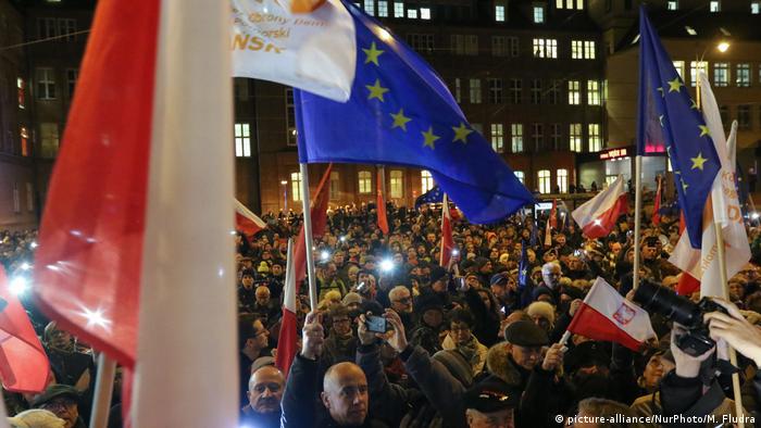 Eine Menschenmenge mit polnischen und EU-Flaggen (Foto: Picture Alliance)