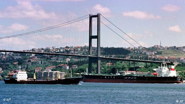 15 Temmuz Şehirler Köprüsü'nün altından iki tane yük gemisi geçiyor 