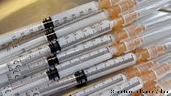 H1N1-Impfung Spritzen mit dem H1N1-Impfstoff Pandemrix liegen in einer Schale (Foto: dpa)