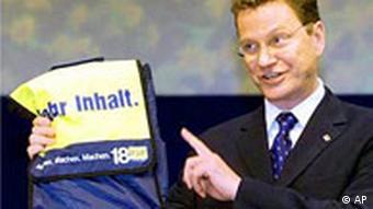 Guido Westerwelle hält im Mai 2002 eine FDP-Tüte mit der Aufschrift 'mehr Inhalt' (Foto: AP)