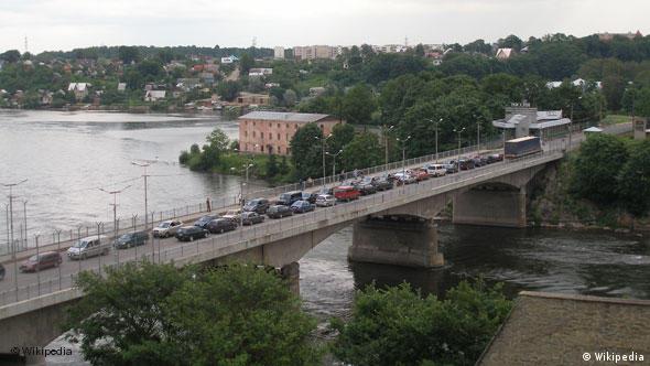 El Puente de la Amistad une Ivangorod, en Rusia, y Narva, en Estonia.