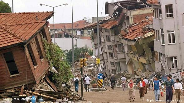Beschädigte Häuser in Izmit am 24.08.1999. Menschen auf der Strasse (Foto: dpa)