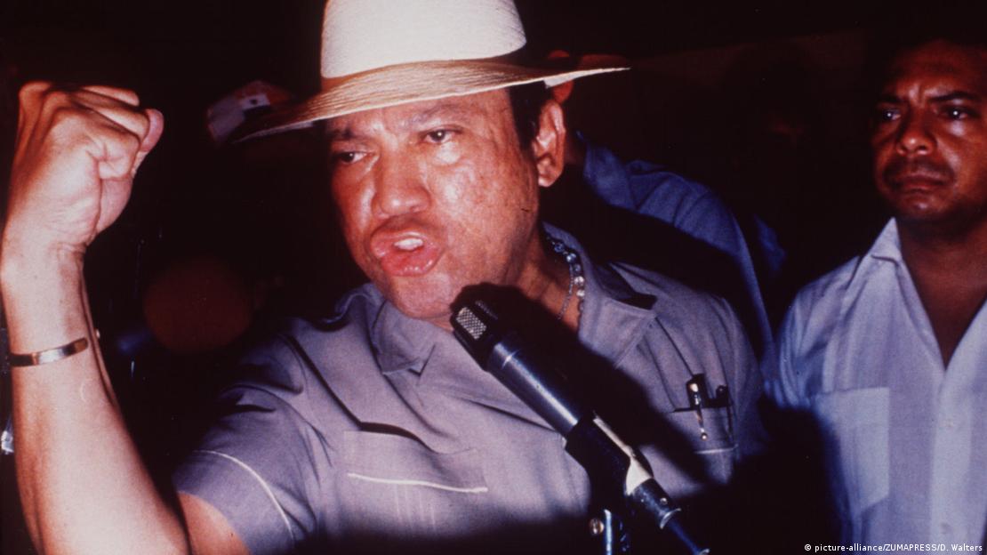Panama'yı 1983-1989 yılları arasında yöneten askeri diktatör Manuel Noriega, sağ kolu havada, elini yumruk yapmış şekilde konuşuyor