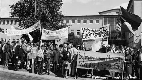 Bildergalerie Biafra-Krieg | Biafra-Demonstration in Bonn 1968 (picture-alliance/dpa/A. Hennig)