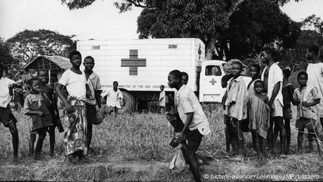 Bildergalerie Biafra-Krieg | Hilfe (picture-alliance/Leemage/MP/Lazzero)