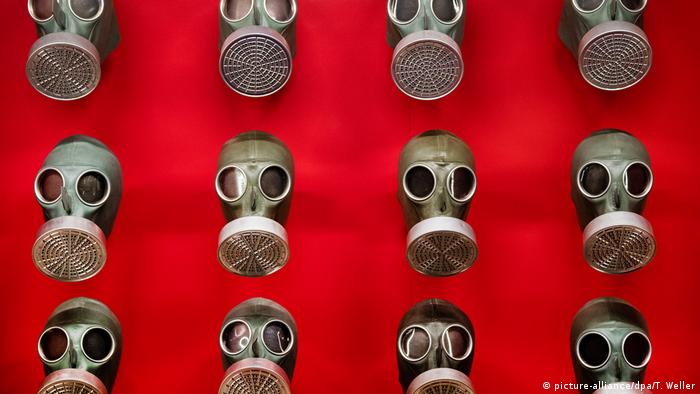 Respirators worn by soldiers in the First and Second World Wars (picture-alliance/dpa/T. Weller)