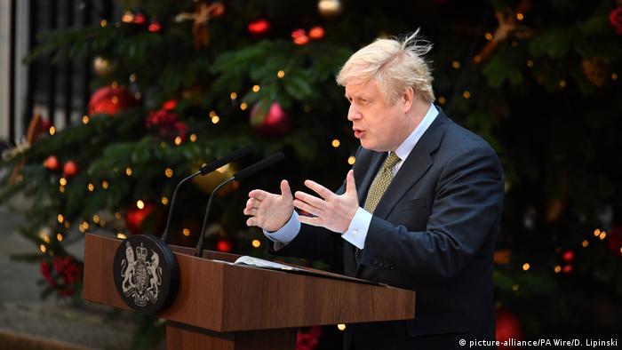 UK Boris Johnson vor Weihnachtsbaum