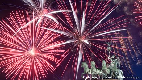 Фойерките са част от новогодишната нощ в много градове по