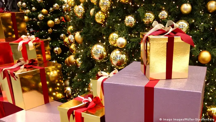 Deutschland Weihnachtsgeschenke unter dem Weihnachtsbaum in Berlin
