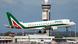 Eine Embraer 170 der Alitalia landet auf dem Flughafen Mailand Malpensa Eine Embraer 170 der Alitalia landet auf dem Flughafen Mailand Malpensa