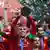 قائد فريق ليفربول جوردان هندرسون وزملاءه يرفعون الكأس بعد فوزهم بلقب بطولة كأس العالم للأندية