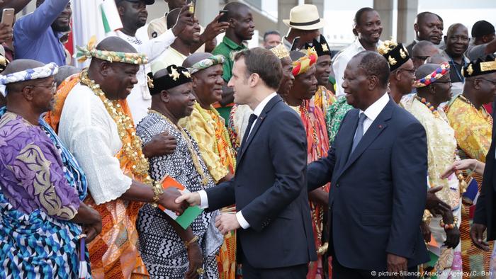 Les relations de l'UE, et spécialement des anciennes puissances coloniales comme la France, avec les Etats africains sont ambivalentes... et souvent critiquées. Ici: Emmanuel Macron reçu à Abidjan en décembre 2019 (picture-alliance/Anadolu Agency/C. Bah)