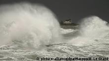 21.12.2019, Frankreich, Plobannalec-Lesconil: ©PHOTOPQR/OUEST FRANCE/Béatrice LE GRAND ; PLOBANNALEC-LESCONIL ; 21/12/2019 ; FINISTÈRE
LA TEMPÊTE FABIEN ARRIVE SUR LES CÔTES BRETONNES COMME ICI À LESCONIL PETIT PORT DU PAYS BIGOUDEN DANS LE FINISTÈRE-SUD.
MÉTÉO COUP DE VENT HOULE MER GROSSE -
FABIEN STORM ARRIVES IN FRANCE ON DEC 21ST 2019 Foto: Béatrice Le Grand/MAXPPP/dpa |