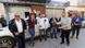 Spanien, Alicante: Menschen feiern in der Lotterieverwaltung Nummer 3 in Alcoy Spanien, Alicante: Menschen feiern in der Lotterieverwaltung Nummer 3 in Alcoy