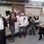 Spanien, Alicante: Menschen feiern in der Lotterieverwaltung Nummer 3 in Alcoy