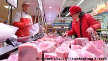 (191222) -- NANCHANG, Dec. 22, 2019 () -- A woman buys pork at a supermarket in Nanchang, east China's Jiangxi Province, Dec. 22, 2019. Local authorities has released on Sunday more frozen pork reserves to ensure market supply for the upcoming holidays and to keep the pork price stable. The price is 43.2 yuan (about 6.2 U.S. dollars) per kg. (/Peng Zhaozhi) |