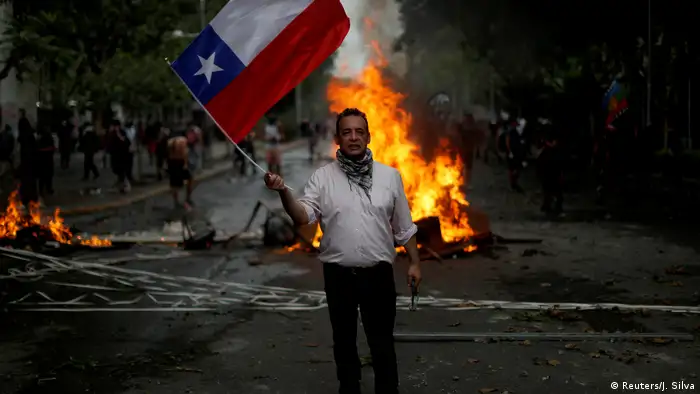 متظاهر في تشيلي بسبب غلاء المعيشة وارتفاع أسعار المواد الغذائية