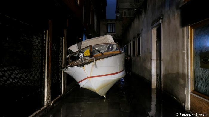 Italien Venedig Wassertaxi gestrandet nach Rekordhochwasser (Reuters/M. Silvestri)