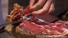 Provinz Granada/Gebirgsregion Las Alpujarras: Bergdorf Trevelez, bekannt fuer seine Schinken-Spezialitaeten, hier: Verkostung in der Tienda Maruja, Andalusien | Verwendung weltweit