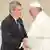 Президент МОК Томас Бах и папа римский Франциск