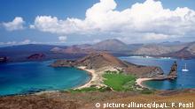 ARCHIV - 29.02.2000, Ecuador, San Cristobal: Blick von der Galapagos-Insel San Cristobal auf die berühmte Felsennadel Pinnacle Rock. (zu dpa Schiffsunfall bei Galápagos-Inseln - Diesel tritt aus) Foto: Leo F. Postl/dpa +++ dpa-Bildfunk +++ |