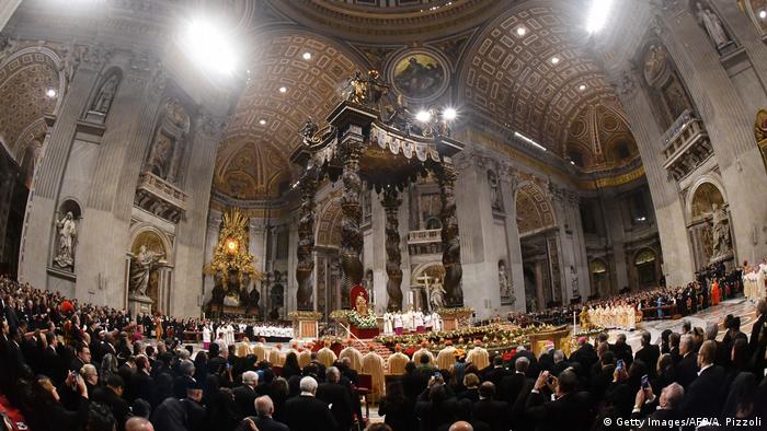 En la Basílica de San Pedro, en el Vaticano, antes de la pandemia de coronavirus, las misas siempre estaban llenas. Aquí hay suficientes sacerdotes.