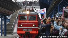 25.12.2019 *** People celebrate the arrival of the train from Russia in Sevastopol, Crimea, after it crossed a bridge linking Russia and the Crimean peninsula on Wednesday, Dec. 25, 2019. Ukrainian officials opened a criminal probe Wednesday after a passenger train from Russia arrived in Crimea via a new Russian-built bridge, arguing that the train illegally carried people across the Ukrainian border. (AP Photo) |