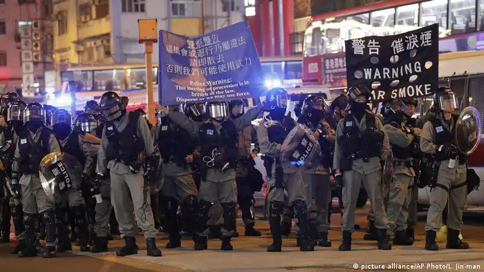 Hongkong l Anti-Regierungsproteste an Weihnachten - Sicherheitskräfte warnen mit Bannern