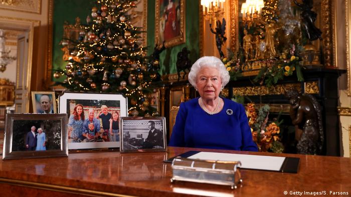 Queen Elizabeth II am Schreibtisch, um die Weihnachtsansprache zu halten